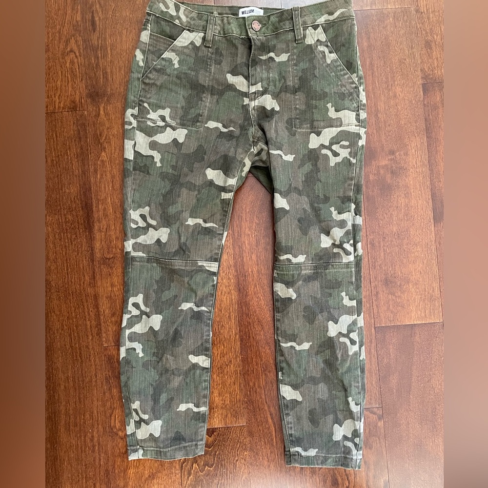 EUC William Rast Crop Skinny Cargo Pants Camouflage Print, Size 28
